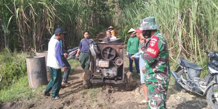 Babinsa Denayar Bantu Pengecoran Rabat Beton.