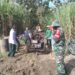 Babinsa Denayar Bantu Pengecoran Rabat Beton.
