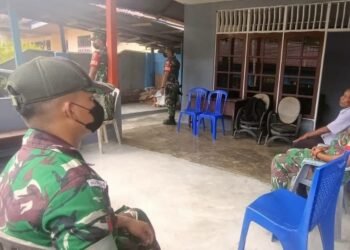 Komsos : Babinsa Koramil Persiapan Sorong Utara Kodim 1802/Sorong Ingatkan Warga Patuhi Prokes Covid-19.