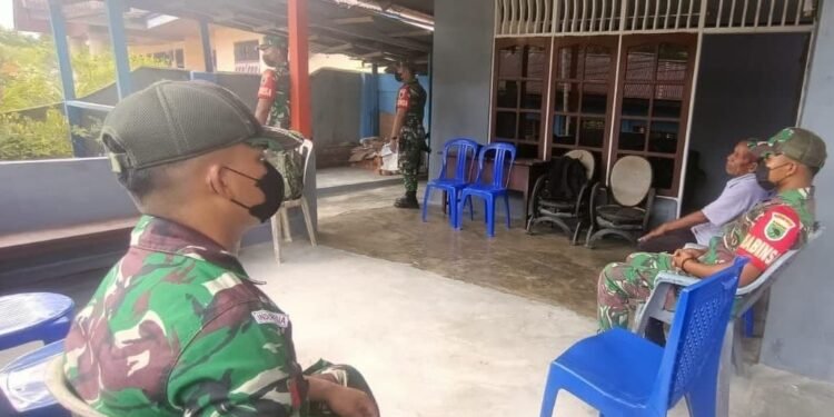 Komsos : Babinsa Koramil Persiapan Sorong Utara Kodim 1802/Sorong Ingatkan Warga Patuhi Prokes Covid-19.