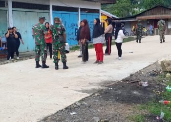 Laksanakan Tugas Kewilayahan, Babinsa Sorong Kota Ajak Warga Prokes dan Vaksinasi.