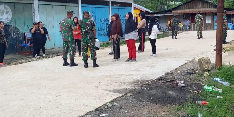 Laksanakan Tugas Kewilayahan, Babinsa Sorong Kota Ajak Warga Prokes dan Vaksinasi.