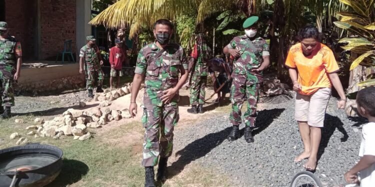 Peduli Tempat Ibadah, Babinsa Sorong Barat Bantu Warga Bangun Gereja.
