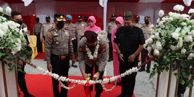 Lakukan Kunjungan Kerja, Kapolresta Pekanbaru Resmikan Ruang Pelayanan Publik Terpadu Polsek Limapuluh.