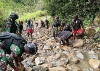 Akses Utama Menuju Distrik Dal Terputus, Pos Grinbun Satgas 114 Satria Musara Bersama Masyarakat Gotong Royong Perbaiki Jalan.