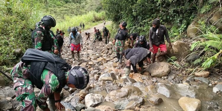 Akses Utama Menuju Distrik Dal Terputus, Pos Grinbun Satgas 114 Satria Musara Bersama Masyarakat Gotong Royong Perbaiki Jalan.