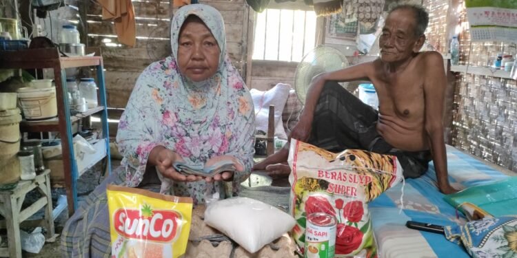 Patransip Aceh Utara Santuni Nek Aisyah Seunudon, Yang Hidup Dibawah Garis Kemiskinan.