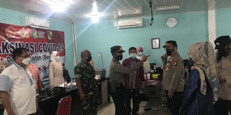 Polresta Pekanbaru Tinjau Pelaksanaan Vaksinasi Massal Booster.