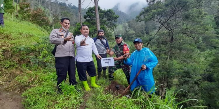 Wujud Melestarikan Alam, Babinsa Selo Dampingi Penghijauan Lereng Merbabu.