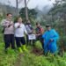 Wujud Melestarikan Alam, Babinsa Selo Dampingi Penghijauan Lereng Merbabu.