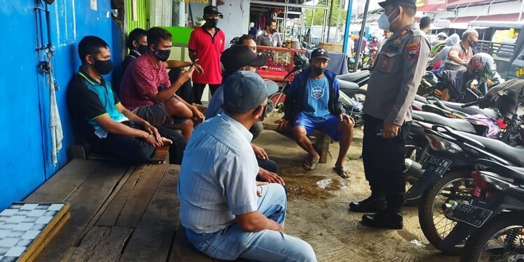 Cegah Penyebaran Virus Varian Baru, Polsek Sukorejo Bagikan Masker Gratis.