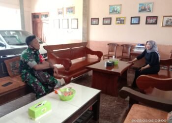 Bertukar Wawasan Babinsa Nogosari Jalin Komunikasi Dengan Tomas.
