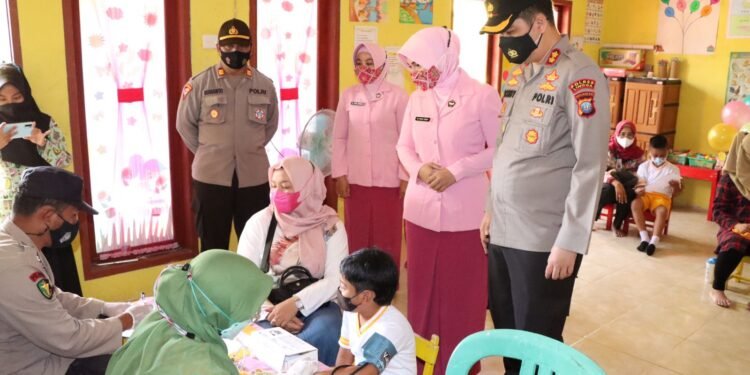 Kapolres Lingga Tinjau Pelaksanaan Vaksinasi Terhadap Murid TK Kemala Bhayangkari 10 Cabang Lingga.