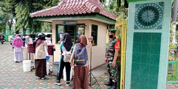Kopda Mulyono Cek Prokes Pelaksanaan PTM Di SMAN 7 Surakarta.