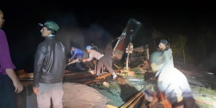 Diduga Terlilit Hutang Yang Ditinggalkan Oleh Istri, Warga Darul Aman Bakar Rumah Sendiri.