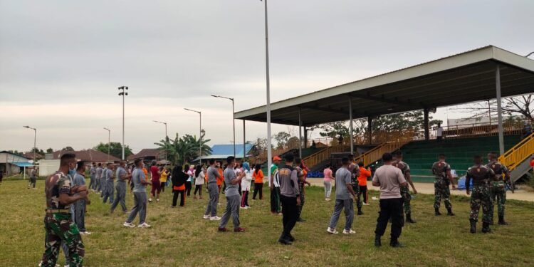 Satgas Kodim Maluku Utara Yonif RK 732/Banau Senam Bersama Masyarakat.