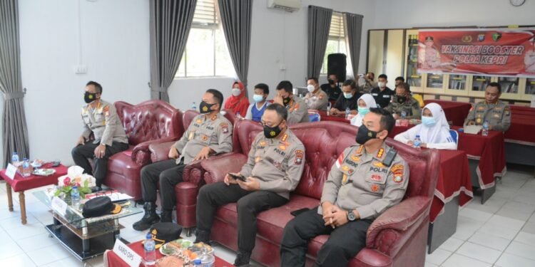 Kapolda Kepri Hadiri Vaksinasi Booster Serentak Indonesia Secara Virtual, Bertempat di SDN 006 Sagulung Batam.
