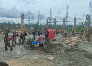 Terciptanya Kemanunggalan Bersama Masyarakat Satgas Pamtas RI-PNG Yonif 711/Raksatama Gotong Royong Bangun Gereja Pantekosta Tabernakel di Perbatasan.