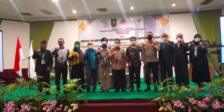 Gubernur Riau Buka Secara Resmi Rakerda PHRI 2022.