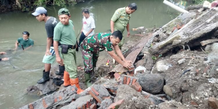 Sigap..!! Babinsa Kelurahan Pajang Bersama Masyarakat Laksanakan Kerja Bhakti di Area Tanah Longsor.