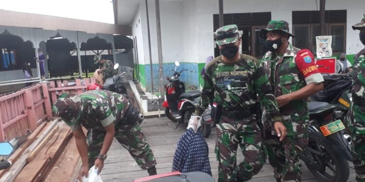 Danramil Pahandut Pimpin Kerja Bakti di Pondok Pesantren Hidayatul Insan.