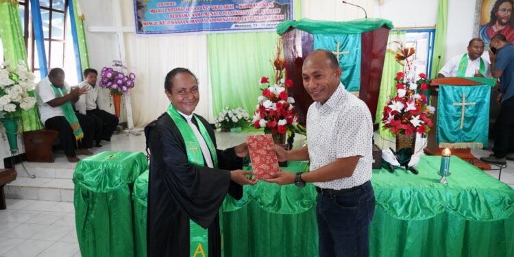 Pangdam Kasuari Kunjungi Pulau Mansinam, Gelar Ibadah Sekaligus Bantu Warga Sekitar.