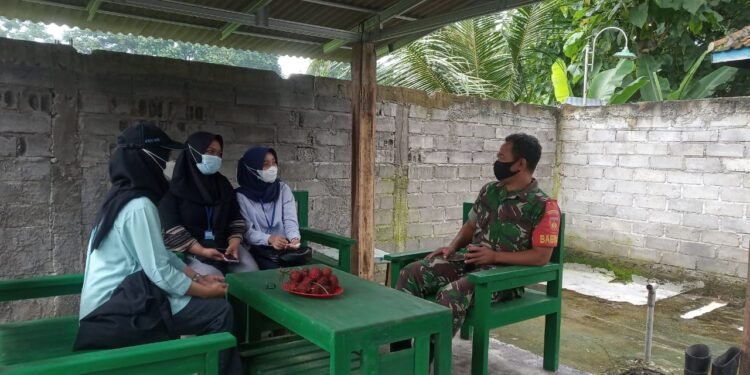 Mahasiswa Gandeng Babinsa Dalam Melaksanakan KKN.
