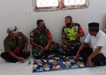 Meminimalisir Berita Hoax Yang Beredar Di Desa Lokki : Satgas Kodim Maluku Yonarhanud 11/WBY Bersama Kepolisian dan Babinsa Melaksanakan Kegiatan Anjangsana.