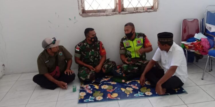 Meminimalisir Berita Hoax Yang Beredar Di Desa Lokki : Satgas Kodim Maluku Yonarhanud 11/WBY Bersama Kepolisian dan Babinsa Melaksanakan Kegiatan Anjangsana.