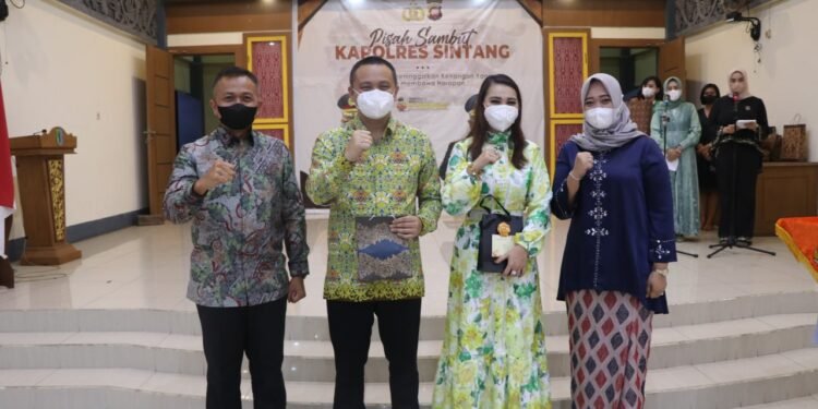 Dandim Sintang Hadiri Pisah Sambut Kapolres Sintang di Pendopo Bupati.