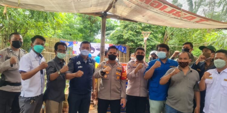 Bersama Kapolsek, Tiga Pilar Kalideres Jakarta Barat Gelar Panen Raya Ikan Lele.