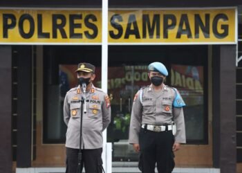 AKBP Arman S.IK, M.Si Serahkan 3 Sepeda Motor Pemenang Undian Doorprize Vaksinasi Serentak di Polres Sampang.