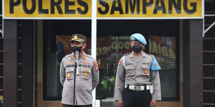 AKBP Arman S.IK, M.Si Serahkan 3 Sepeda Motor Pemenang Undian Doorprize Vaksinasi Serentak di Polres Sampang.