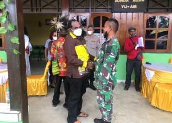 Satgas Pamtas Yonif 126/KC Hadiri Acara Pentahbisan Pastor.