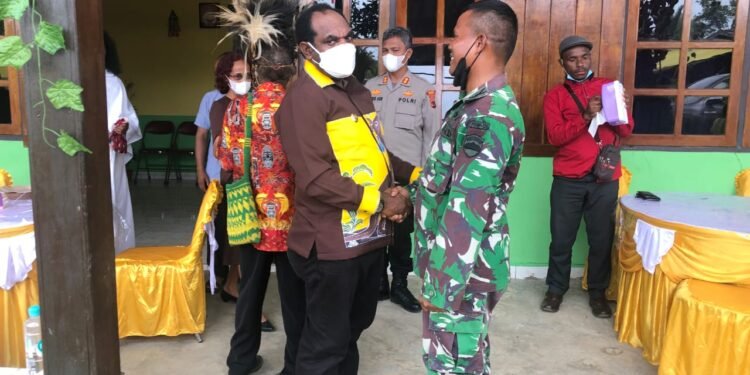 Satgas Pamtas Yonif 126/KC Hadiri Acara Pentahbisan Pastor.