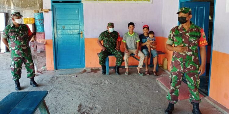 Disiplinkan Prokes, Babinsa Koramil Seget Komsos Dengan Warga Binaan.