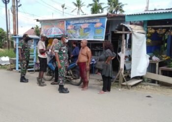 Komsos Dengan Masyarakat, Babinsa Sorong Kota Himbau Patuhi Prokes.