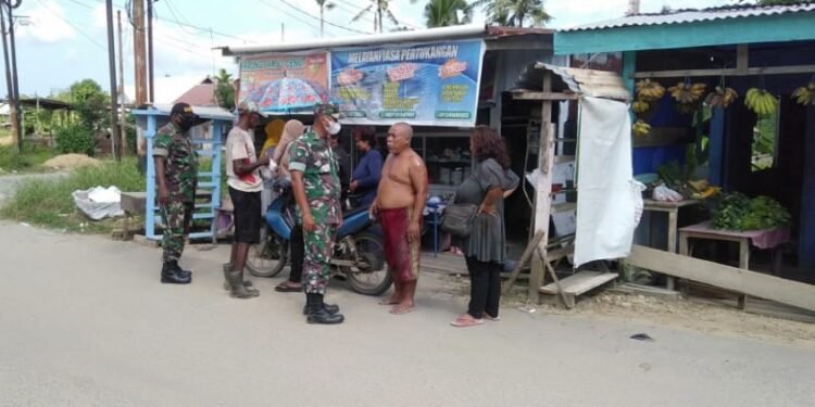 Komsos Dengan Masyarakat, Babinsa Sorong Kota Himbau Patuhi Prokes.