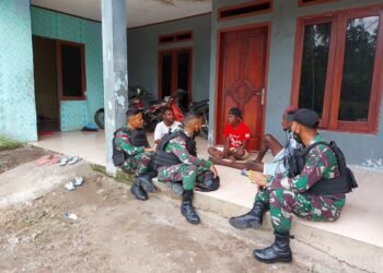 Sambangi Rumah ke Rumah, Satgas Pamtas RI-PING Yonif 711/Raksamata Melaksanakan Komsos dan Pengobatan Gratis Kepada Warga Binaan.