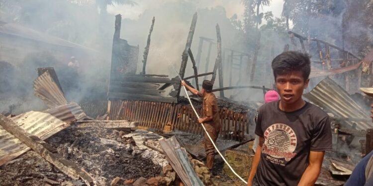 Tiga Rumah Kayu Habis Dilalap Api di Nagari Pagadih Palupuh.