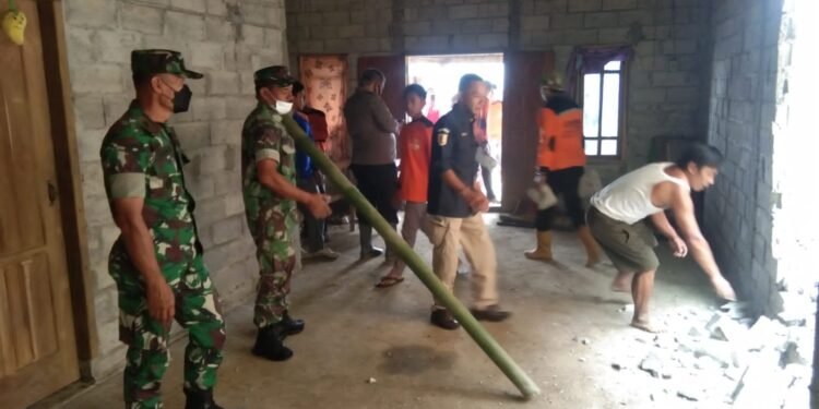 Longsor Timpa Rumah Warga, Forkopincam Kismantoro Lakukan Karya Bakti dan Berikan Bantuan Sembako.