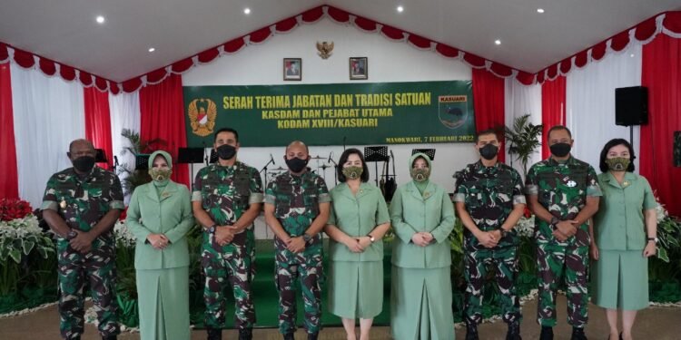 Pimpin Acara Tradisi dan Laporan Korps Kasdam Kasuari, Pangdam Kasuari Ingatkan Untuk Selalu Pegang Integritas Sebagai Prajurit Dimanapun Berada.