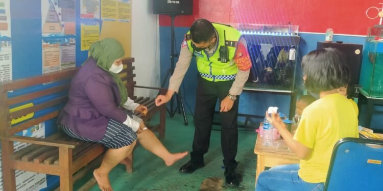 Bantu Warga Korban Laka Tunggal, Personel Satlantas Jakarta Barat Kembali Tunjukkan Wujud Kesigapan Kepolisian.