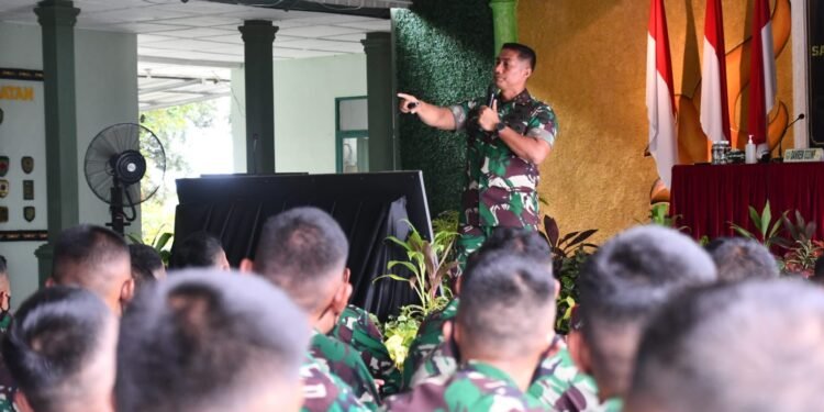 Brigjen TNI Jimmy Periksa Kesiapan Operasi Penugasan Yonif 136/TS ke Papua Barat.