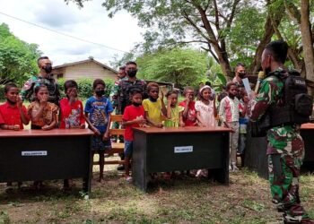 Cerdas kan Anak Bangsa, Anggota Satgas Pamtas RI-PING Yonif 711/Raksatama Bantu Memberikan Pengetahuan Kepada Anak-anak Melalui Permainan Cerdas Cermat.