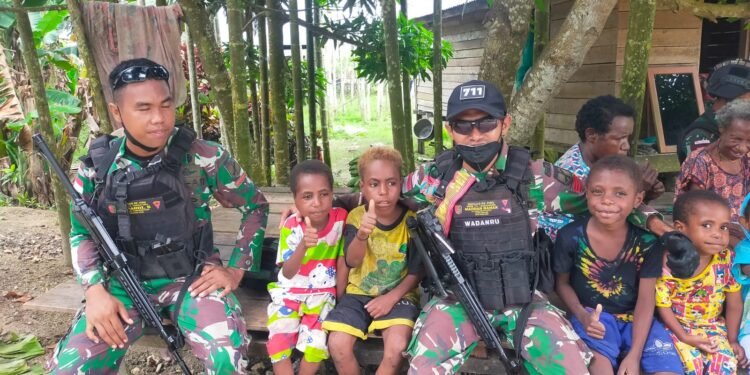 Melalui Anjangsana SatgasPamtas RI-PING Yonif 711/Raksatama Mempererat Tali Silaturahmi di Tapal Batas Papua.