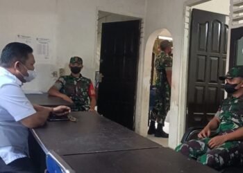 Jalin Sinergitas, Babinsa Koramil Persiapan Sorong Utara Kodim 1802/Sorong Komsos Pegawai Kelurahan.
