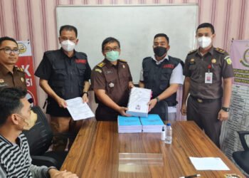 Polrestabes Medan Limpahkan Berkas Tahap II Kasus Korupsi Kecurangan Pengiriman Paket Pos.