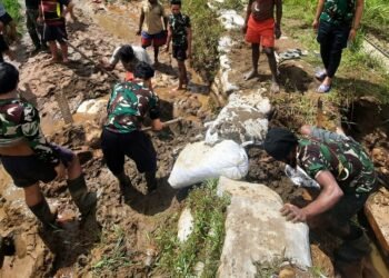 Peduli Kebutuhan Warga Binaan, Prajurit TNI Satgas 114 Satria Musara Motori Kerja Bakti Perbaikan Bendungan Air Bersih.