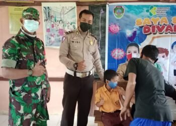 Bersinegri TNI Polri Amankan Giat Vaksinasi Anak-anak di Desa Bilayuk.